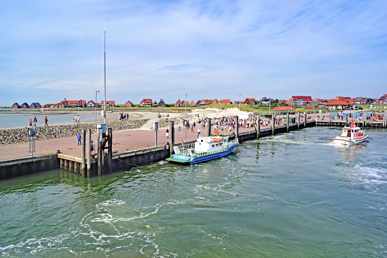 Fähre am Inselhafen von Baltrum