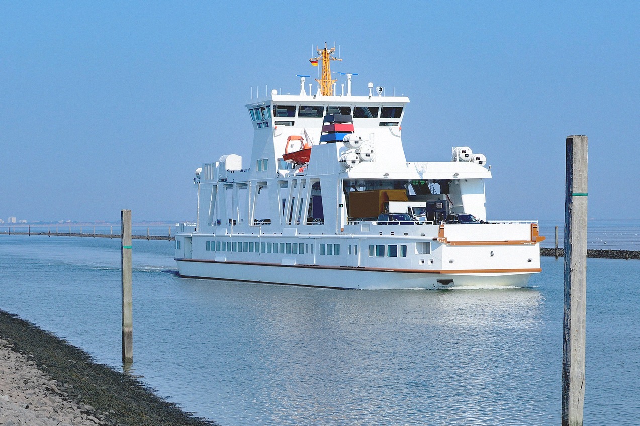 Fähre auf der Fahrrinne zwischen Norddeich und Norderney